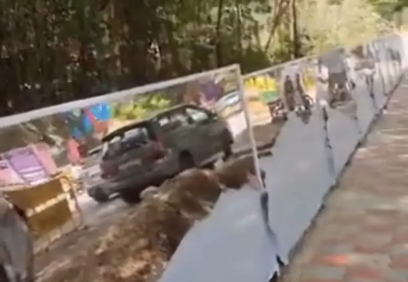 "சுவத்துல கண்ணாடியா? இது என்ன புது டெக்னிக்" - ஒன்னுக்கு அடிக்க வந்தவங்களுக்கு விழுந்த செம பல்பு.. வைரலாகும் வீடியோ..!!