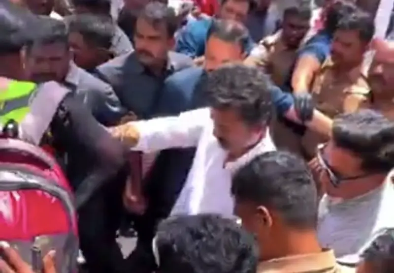 "வண்டிய நிப்பாட்டுங்க" தம்பதி விழுந்ததைப் பார்த்ததும் பதறிய விஜய்.. உடனே இறங்கி வந்து.. வைரலாகும் அந்த ஒரு வீடியோ..!!