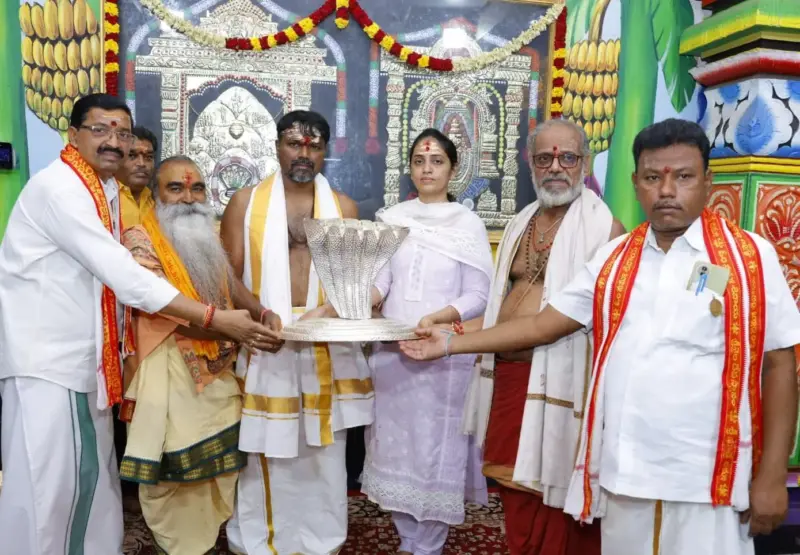 మల్లన్నకు వెండి నాగాభరణం విరాళం