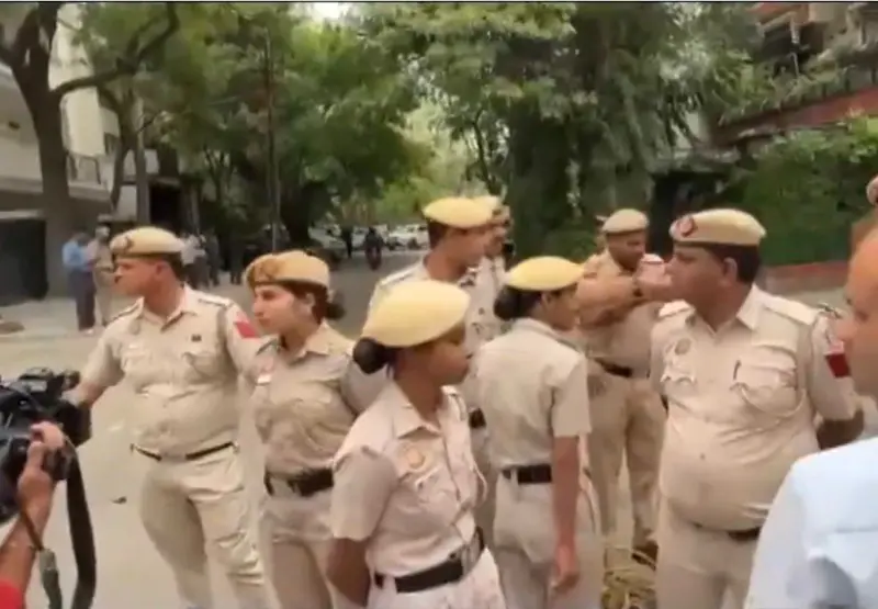 कांग्रेस नेता पवन खेड़ा के घर दिल्ली पुलिस का छापा:  असम CM की पत्नी के 'तीन पासपोर्ट' वाले आरोप पर मचा घमासान!