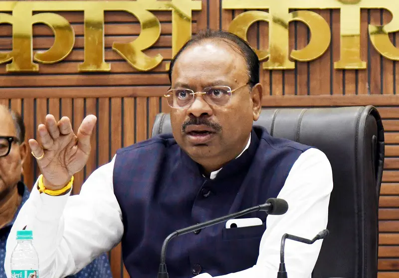 अशोक खरात प्रकरणात महसूलमंत्र्यांचा इशारा, खरातला मदत करणाऱ्या अधिकाऱ्यांची बदली नाही, थेट..