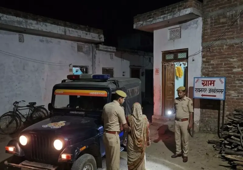 Etawah News: रात्रि गश्त में दिखी इंसानियत, जसवंतनगर पुलिस ने वृद्ध महिला को सुरक्षित घर पहुंचाया
