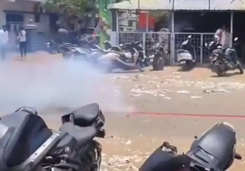 பட்டாசு வெடிக்க முயன்ற தவெகவினர்- பிடுங்கி எரிந்த போலீசார்