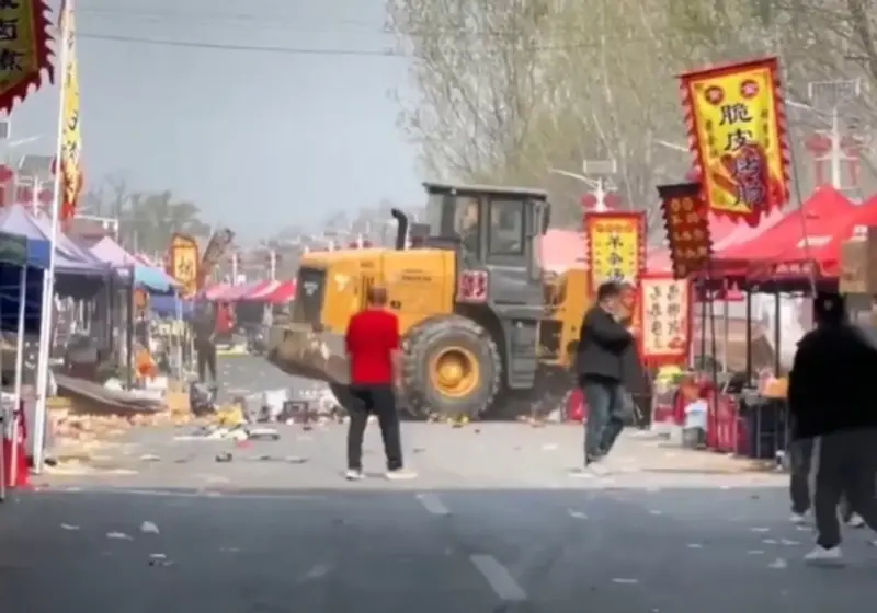 బుల్డోజర్‌తో దూసుకెళ్లి ఎనిమిది మందిని బలి తీసుకున్న దుండగుడు