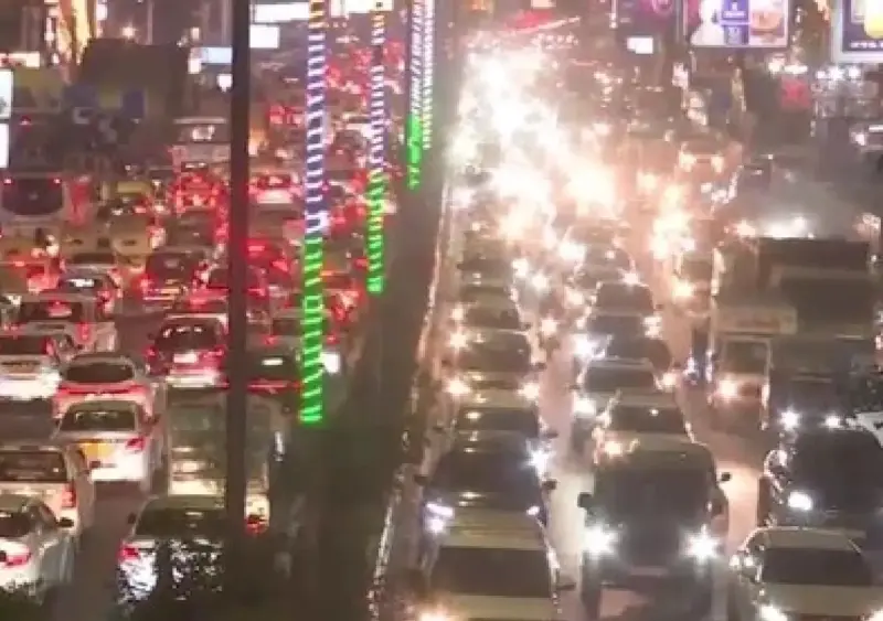 City chokes as long weekend return triggers massive traffic jams