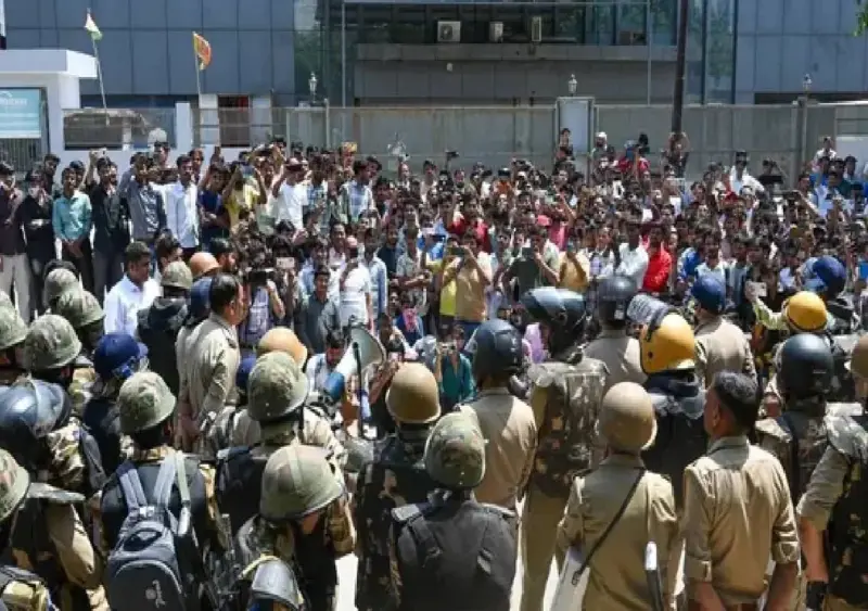 Noida workers demand wage hike, weekly off in talks