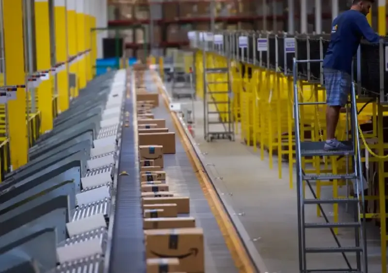 Amazon worker dies at Oregon warehouse, safety concerns rise