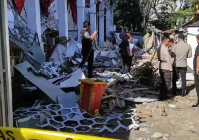 Strong quake triggers tsunami alert, kills one in Indonesia