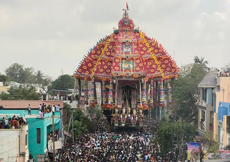 ஆயிரக்கணக்கில் குவிந்த பக்தர்கள். களைகட்டிய திருவாரூர் ஆழித்தேரோட்டம்!