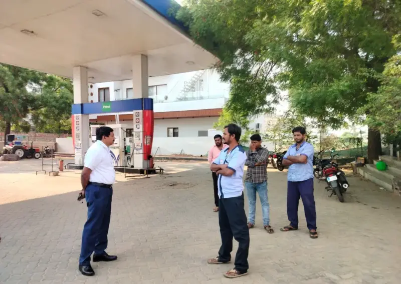 పెట్రోల్ బంకులను ఆకస్మిక తనిఖీ చేసిన ఆర్డిఓ వసంత బాబు