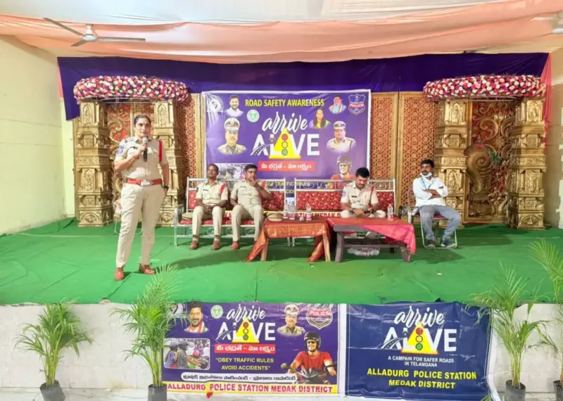 రహదారి నిబంధనలు పాటిద్దాం.. ప్రాణాలు కాపాడుకుందాం: సీఐ రేణుక రెడ్డి