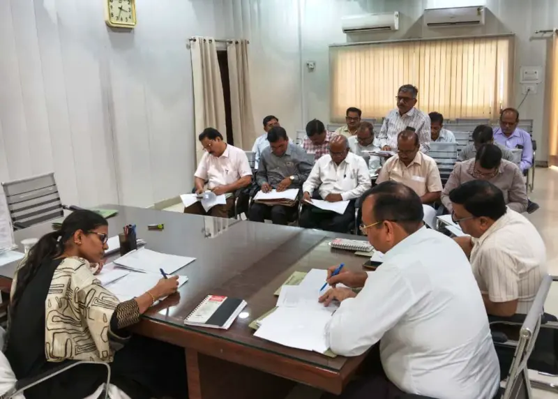 Banda :  गांवों में चल रही चकबंदी कार्यों को तेजी के साथ हर हाल में कराएं पूरा - जिलाधिकारी