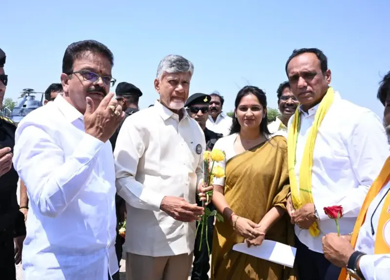 చంద్రబాబు నాయుడు కి స్వాగతం పలికిన ఎమ్మెల్యే బండారు శ్రావణి శ్రీ