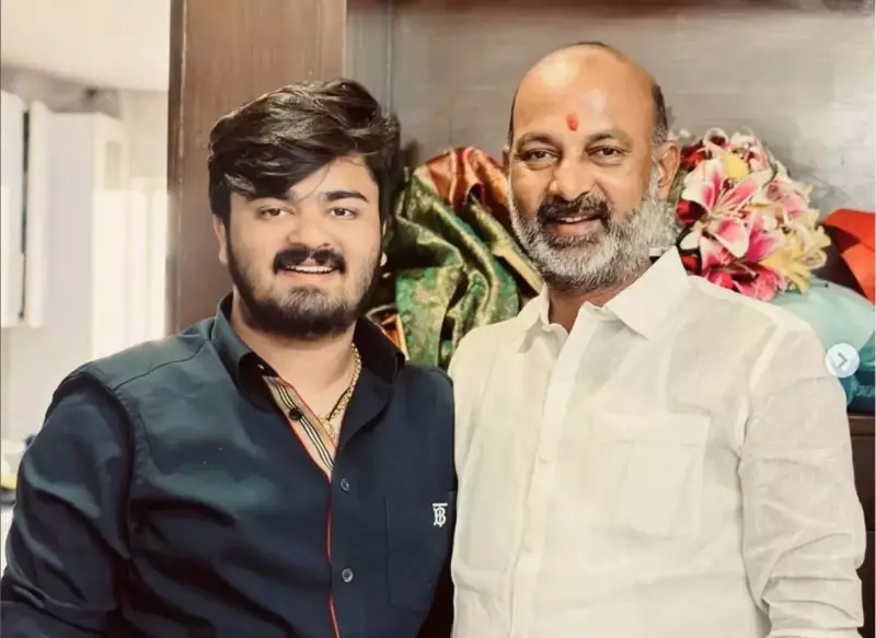 హైడ్రామా మధ్య బండి భగీరథను పోలీసులకు అప్పగించిన బండి సంజయ్