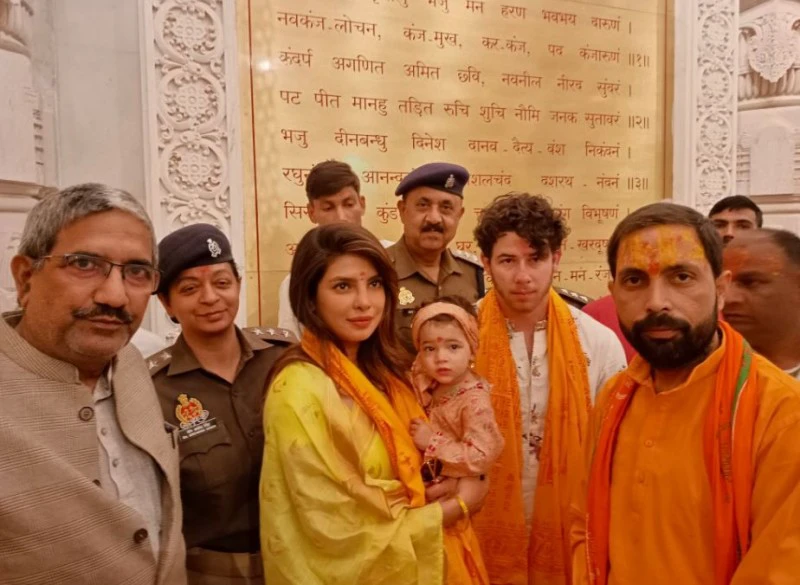 बेटी को गोद में लेकर रामलला के दर्शन करने पहुंचीं प्रियंका चोपड़ा, इस अवतार में आई नजर