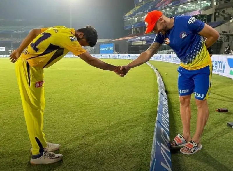 CSK vs RCB: பரபரப்புக்கு பஞ்சமே இல்ல. சமூக வலைதளங்களில் 'பறக்கும்' மீம்ஸ்கள்!