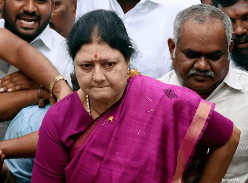 48 மணிநேரத்தில். சசிகலாவிற்கு விழுந்த பலத்த அடி.!  "வேட்பாளரே திமுக-விற்கு ஆதரவாகப் பிரச்சாரம்..! அதிர்ச்சியில் உறைந்த தொண்டர்கள்..!!