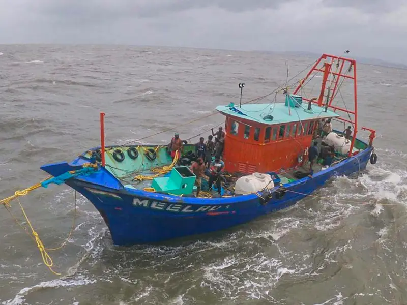 ತೌತೆ ಚಂಡಮಾರುತ: ದೋಣಿಗಳಲ್ಲಿ ಸಿಲುಕಿದ್ದ 60 ಮಂದಿಯನ್ನು ರಕ್ಷಿಸಿದ ನೌಕಾಪಡೆ