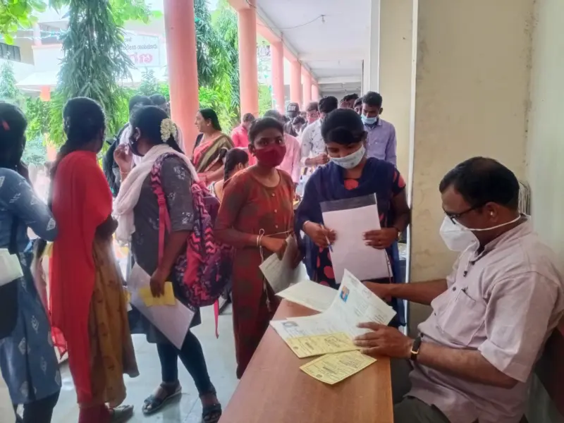 ರಾಯಚೂರು: ತರಗತಿಯಲ್ಲಿ ಜಾಗ ಇಲ್ಲದಿದ್ರೂ ಪ್ರವೇಶ ಕೊಡಿ!