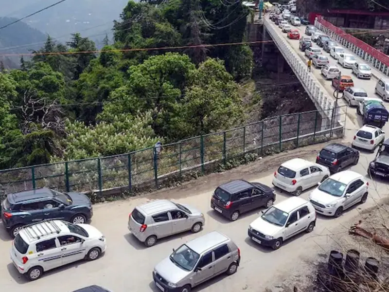 సిమ్లాకు పోటెత్తిన పర్యాటకులు.ఇదే కారణం.