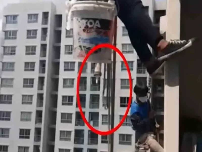 సపోర్ట్ తాడును కోసిన మహిళ.. ఎత్తైన భవనంపై వేలాడిన పెయింటర్స్