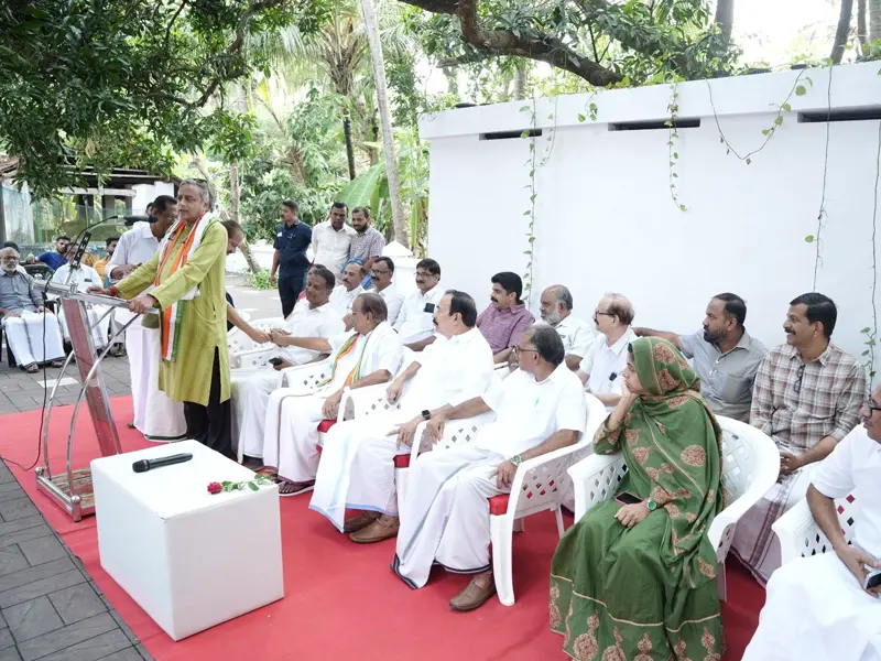കേരളം വികസന മുരടിപ്പിലും കടക്കെണിയിലും അകപ്പെട്ടിരിക്കുകയാണ് - ശശി തരൂര്‍ എം.പി