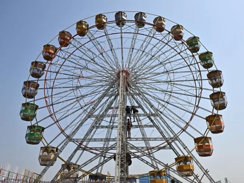 Kerala Giant Wheel Collapse Injures Five, Including Two Children