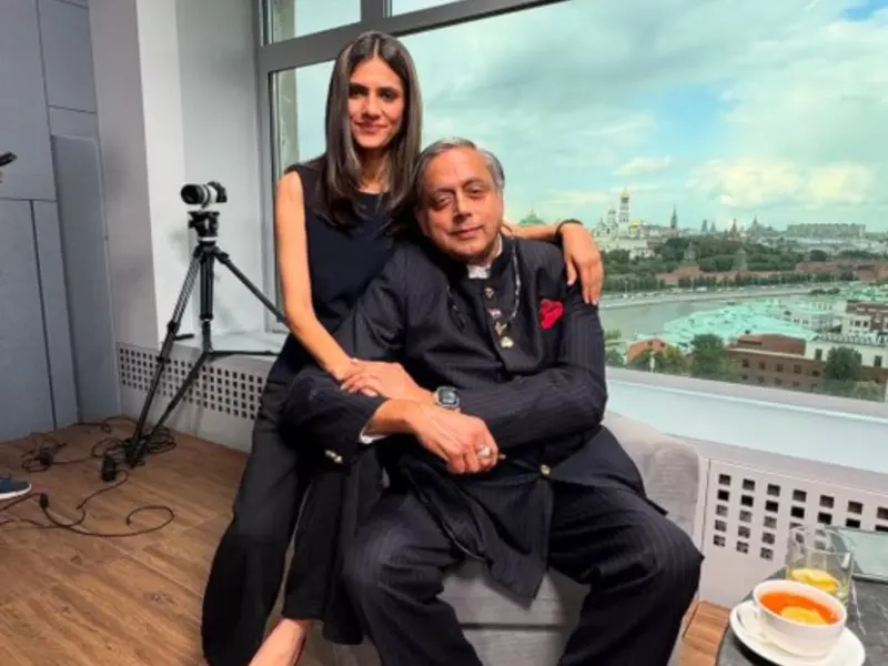 Minister of External 'Affairs': Netizens Go Wild Over Shashi Tharoor's 'Very Close' Pic with Runjhun Sharma
