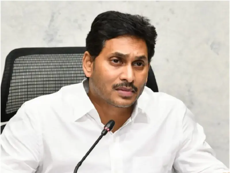 జగన్, బొత్స మధ్య పెరుగుతున్న దూరం? వైసీపీలో అసలేం జరుగుతోంది?