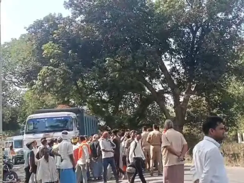 Chandauli :  डंपर की टक्कर से बुजुर्ग की मौत, आक्रोशित ग्रामीणों ने लगाया जाम