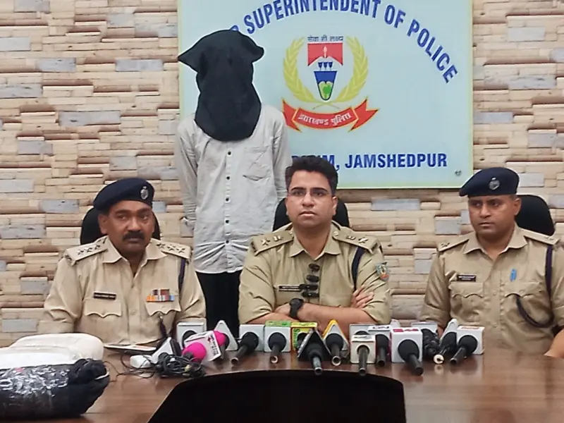 जमशेदपुर :   बारीडीह गोलचक्कर के पास 3.71 किलो गांजा के साथ तस्कर गिरफ्तार