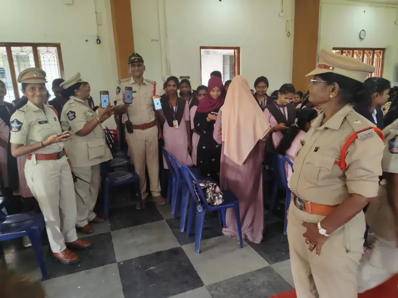 ఆపదలో 'శక్తి'గా నిలుద్దాం: విద్యార్థినులకు చట్టాలపై అవగాహన కల్పించిన చిత్తూరు పోలీసులు