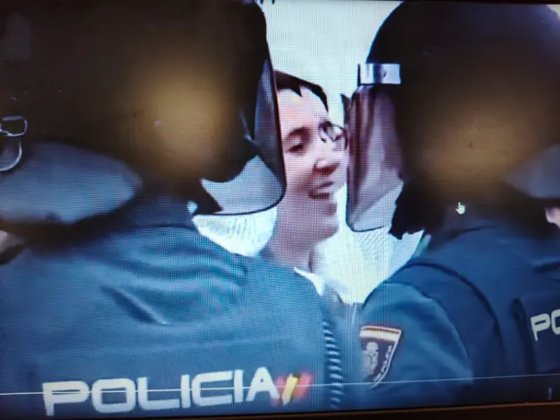 Love in the Time of Protest? Woman's Kiss on Policeman Melts the Internet Into an 'Awww' Moment - Watch Video