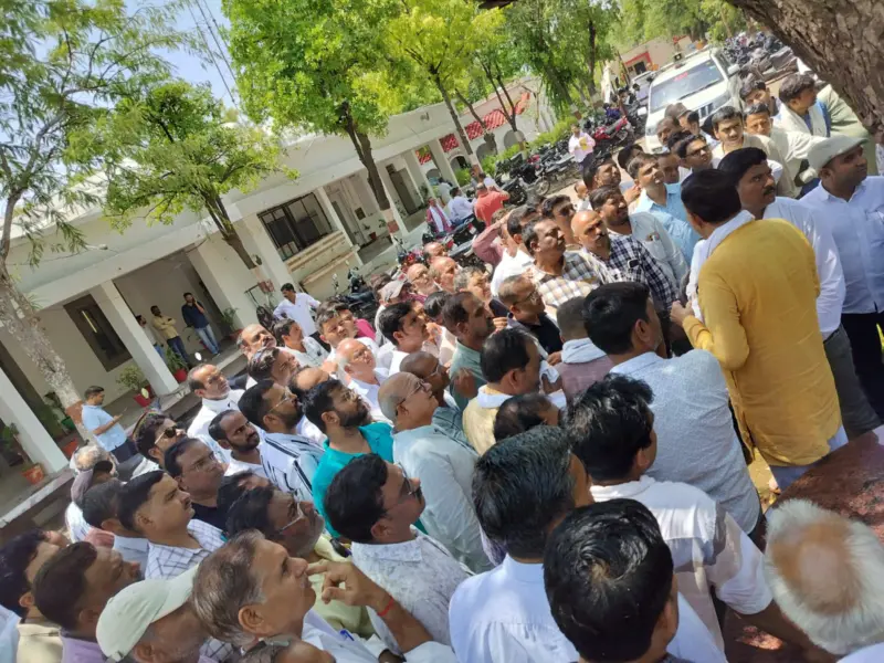 Jalaun : उपजिलाधिकारी की कार्यप्रणाली से शिक्षक नाराज, डीएम को सौंपा ज्ञापन