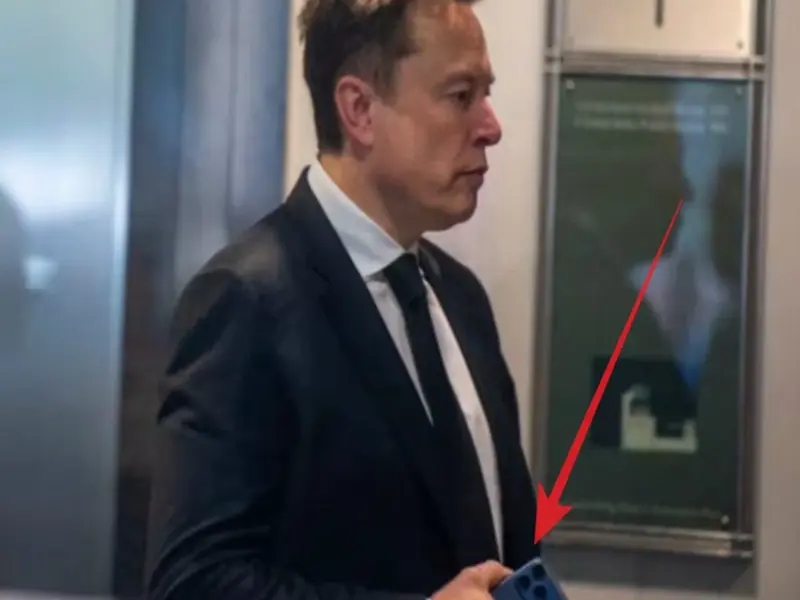 Which phone does Elon Musk use? This mobile phone was spotted in the hands of the world's richest person...
