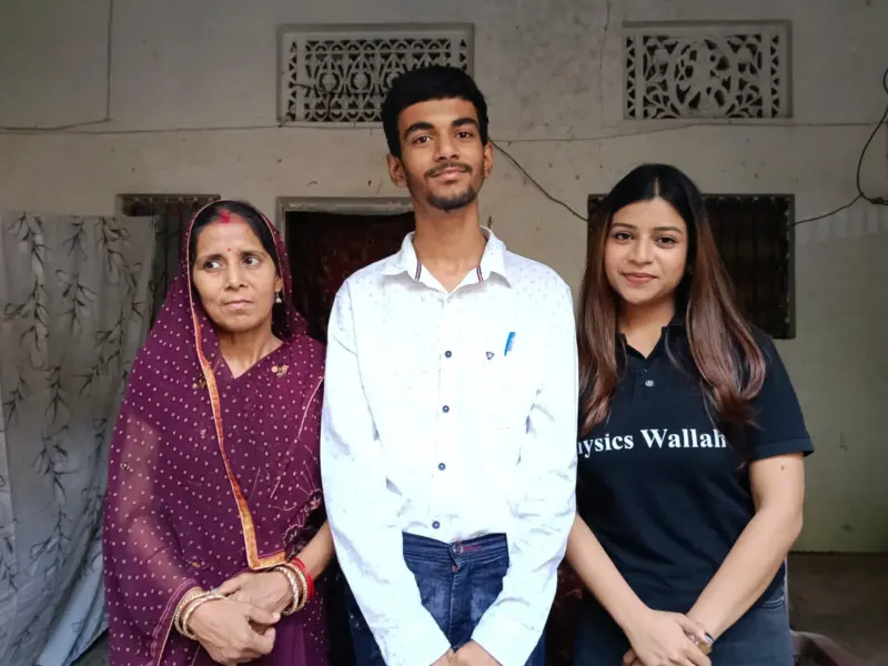 फिज़िक्सवाला (PW) के छात्र शिवम अवस्थी ने ICSE कक्षा 10 बोर्ड परीक्षा 2026 में 500 में से 499 अंक प्राप्त किए