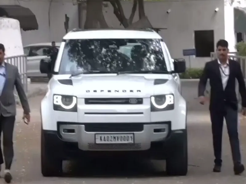 Siddaramaiah and Surjewala meet Sonia, Rahul Gandhi before heading to Kharge's residence