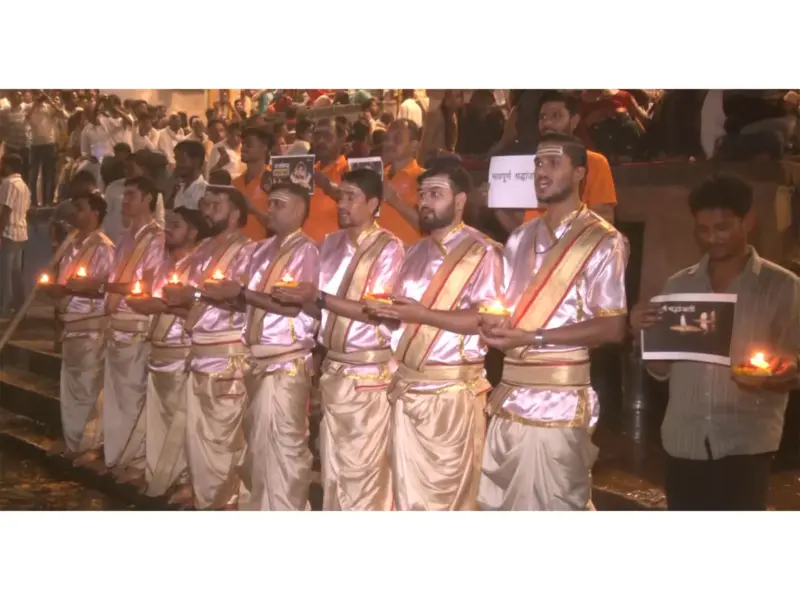 Asha Bhosle demise: Devotees observe silence at Dashashwamedh Ghat before Ganga Aarti to pay tribute