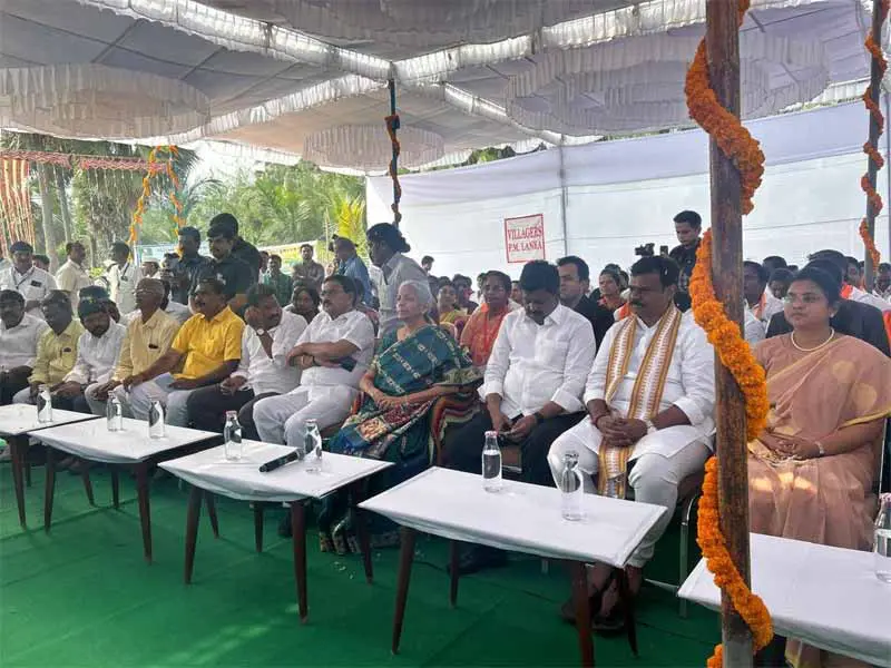 Nirmala Sitharaman : దత్తత గ్రామంలో నిర్మలమ్మ పర్యటన