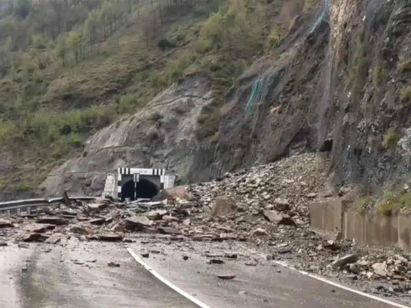 landslide blocks doda-kishtwar road, traffic advisory issued in jammu and kashmir