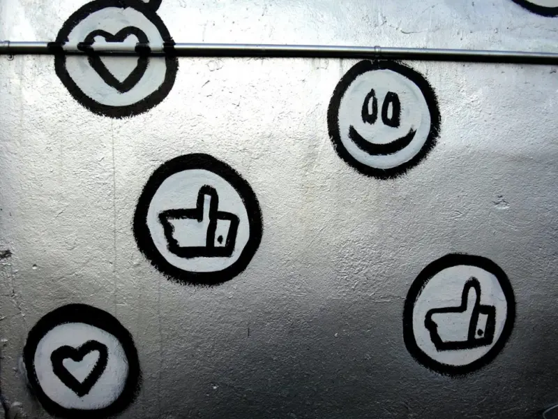 The Social Network Temptation of Print Media