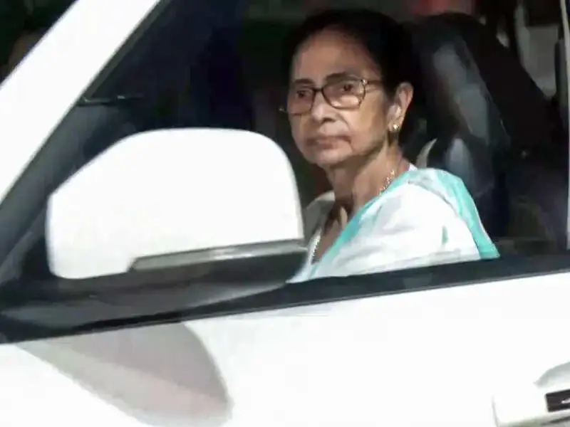 ബംഗാളില്‍ ഭരണഘടനാ പ്രതിസന്ധി; തോല്‍വി സമ്മതിക്കാതെ മമത: രാജിവെക്കില്ലെന്ന് ഉറച്ച നിലപാടില്‍