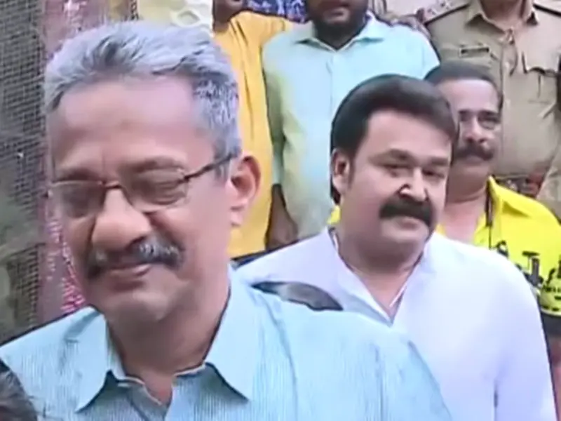 Mohanlal: ജനാധിപത്യത്തിന്റെ സൗന്ദര്യം; വോട്ട് ചെയ്യാൻ വരിനിന്ന് മോഹൻലാല്‍