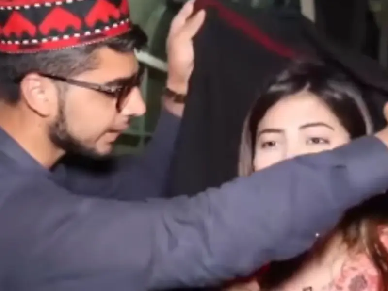 'Don't Touch Me!' Pakistani YouTuber Confronts Man Who Forcibly Covers Her Head With Shawl; Old Video Viral Again