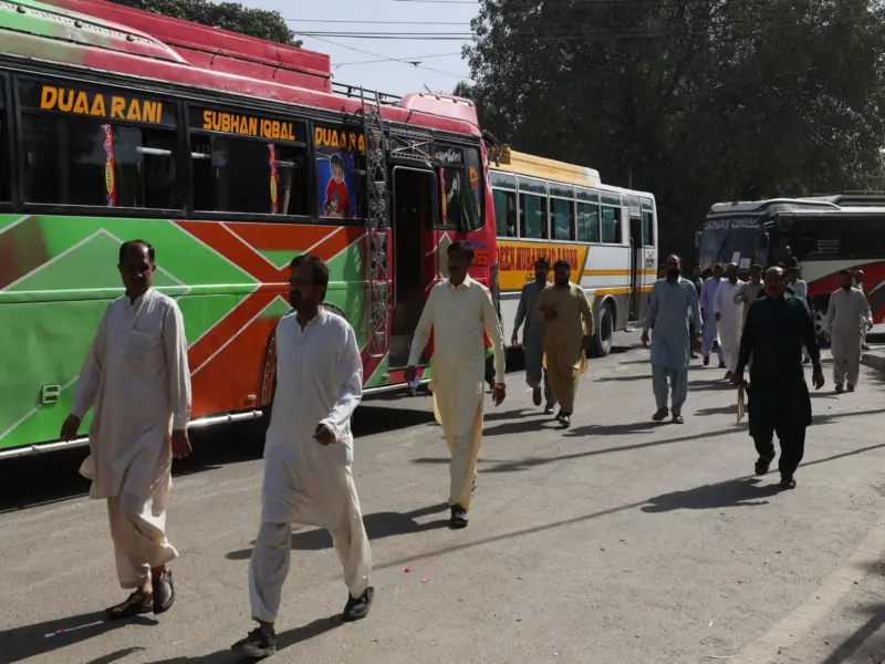 Fare freeze fails to deliver as Karachi commuters bear brunt of weak enforcement