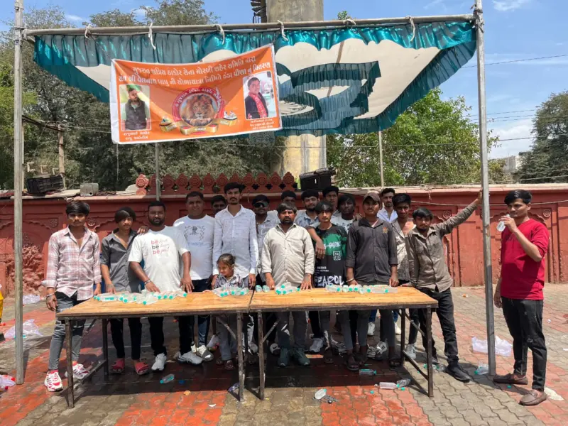 મોરબીમાં સંત શ્રી વેલનાથ બાપુની શોભાયાત્રામાં સેવાના દર્શન: ઠાકોર સેના દ્વારા ઠંડા પીણાનું વિતરણ