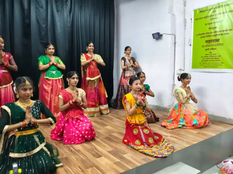 लगा झटका तो याद आयीं जिम्मेदारियां- 'हाय हैण्डसम' का मंचन और नृत्य कार्यशाला के मनोहारी प्रदर्शन