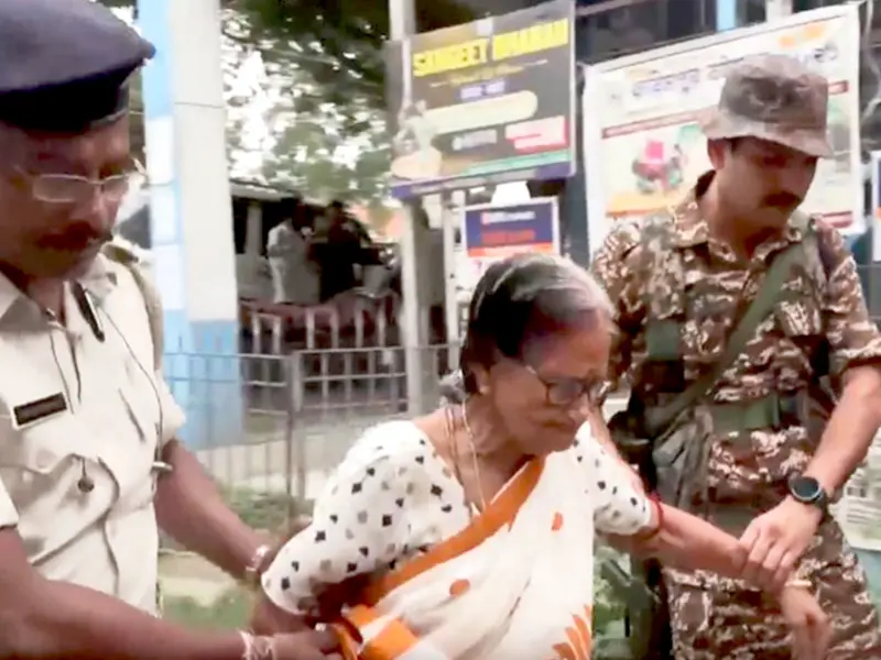 Security personnel assist elderly voters in West Bengal polls phase two