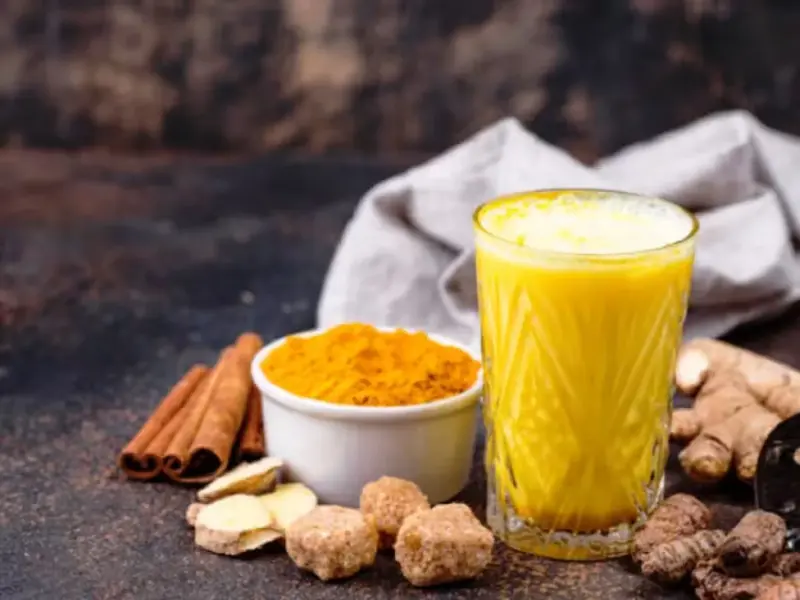 Health Tips: Drink turmeric milk before going to bed at night, the benefits will surprise you