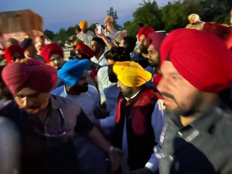 ਟਾਂਡਾ 'ਚ ਮੁੱਖ ਮੰਤਰੀ ਮਾਨ ਦੇ ਕਾਫ਼ਲੇ ਨੂੰ ਲੋਕਾਂ ਨੇ ਹੱਥ ਮਾਰਕੇ ਰੋਕਿਆ